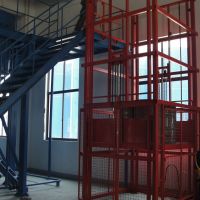 重慶都有哪些廠家生產液壓鏈條式貨梯液壓升降機