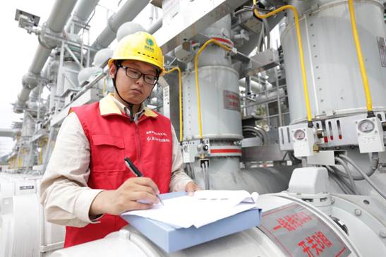 6月30日，國家電網(wǎng)工作人員在寧波500千伏甬港變進(jìn)行投運(yùn)啟動操作。