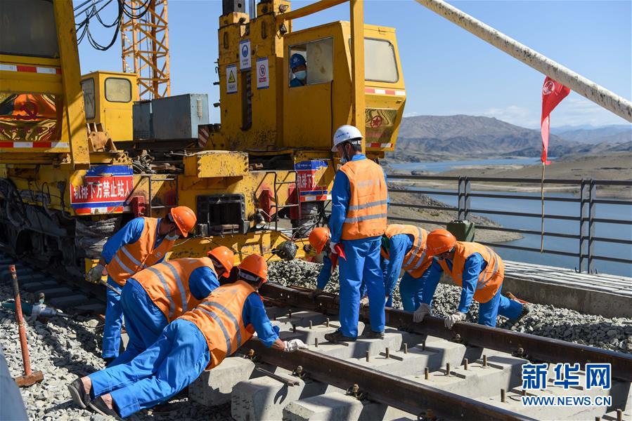 （經(jīng)濟(jì)）（6）阿富準(zhǔn)鐵路鋪軌全線(xiàn)貫通 北疆鐵路環(huán)線(xiàn)正式形成