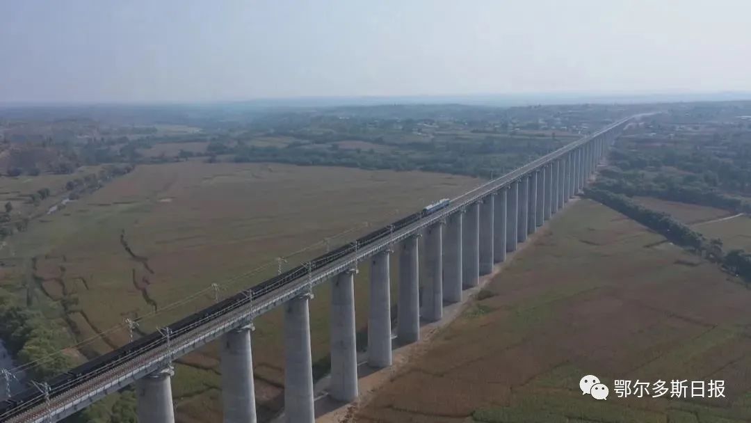 鄂爾多斯又一重要煤炭鐵路專運線開始鋪軌