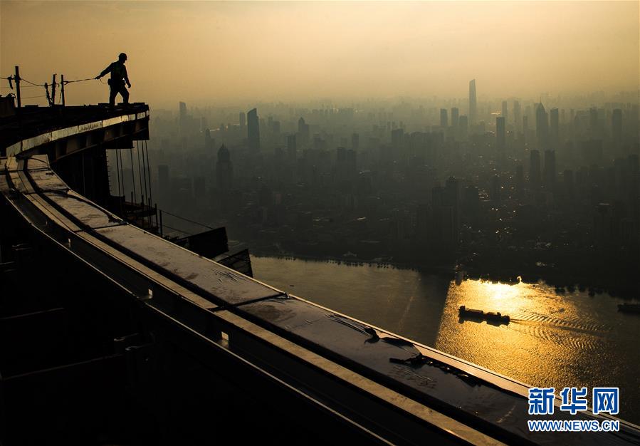 （圖片故事&middot;高溫下的勞動者）（1）俯瞰長江的建設(shè)者