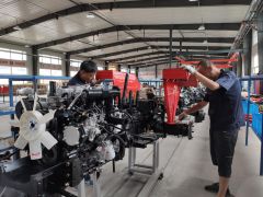 浙拖奔野年組裝1.5萬臺拖拉機(jī)整機(jī)項(xiàng)目在安圖投產(chǎn) 第一臺拖拉機(jī)捐贈(zèng)當(dāng)?shù)刎毨Т?/></a>　　作為奉化與安圖東西部產(chǎn)業(yè)合作幫扶的重點(diǎn)項(xiàng)目，8月19日，總投資5000萬元的浙拖奔野(安圖)拖拉機(jī)制造有限公司在安圖縣經(jīng)濟(jì)開發(fā)區(qū)正式投產(chǎn)運(yùn)作。從面對面合作洽談到建成工廠投入生產(chǎn)，僅僅不到一年時(shí)間，跑出了東西部產(chǎn)業(yè)合作的新速度，為延邊...<a href=