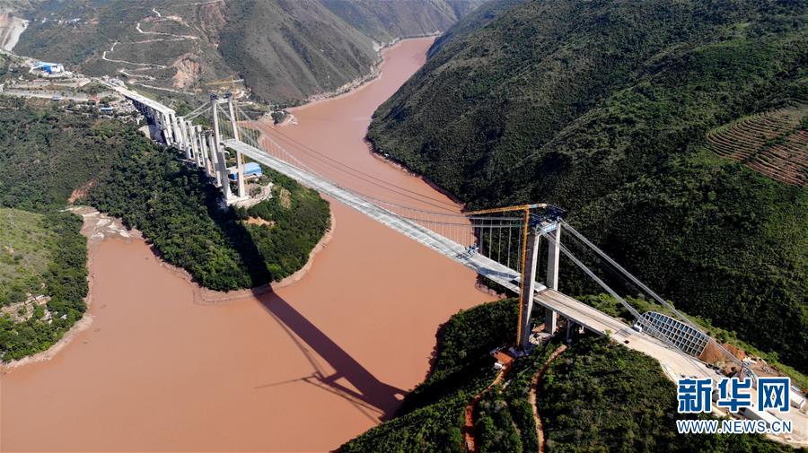 （專發(fā)新華網(wǎng)云南、客戶端）云南紅河高速公路懸索特大橋主跨成功合龍