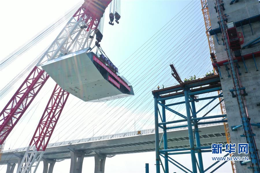 （經(jīng)濟(jì)）（5）新建福廈鐵路泉州灣跨海大橋首榀鋼箱梁順利吊裝
