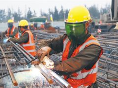 ?？诮瓥|新區(qū)高品質(zhì)飲用水水廠項目工地?zé)峄鸪?/></a>?？诮瓥|新區(qū)高品質(zhì)飲用水水廠項目工地?zé)峄鸪祉椖拷ㄔO(shè)熱能戰(zhàn)冬日寒1月10日下午，在?？诮瓥|新區(qū)高品質(zhì)飲用水水廠項目工地，工人在一起焊接鋼筋籠。 通訊員郝尉淞攝海南日報記者習(xí)霽鴻通訊員郝尉淞從海口市區(qū)一路開往江東新區(qū)，明顯能聽到車窗...<a href=