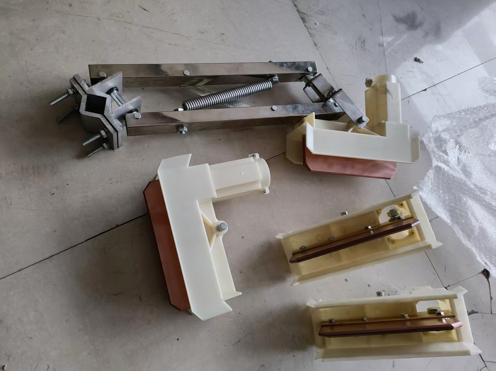 四級(jí)集電器